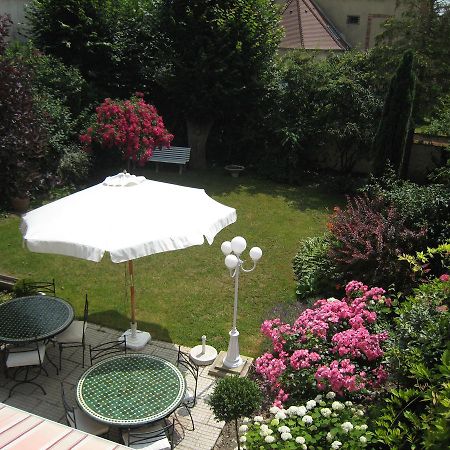 Logis - Hotel Restaurant Les Tilleuls Saint Florentin Bagian luar foto