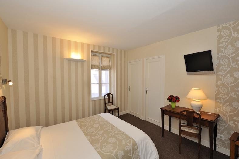 Logis - Hotel Restaurant Les Tilleuls Saint Florentin Bagian luar foto