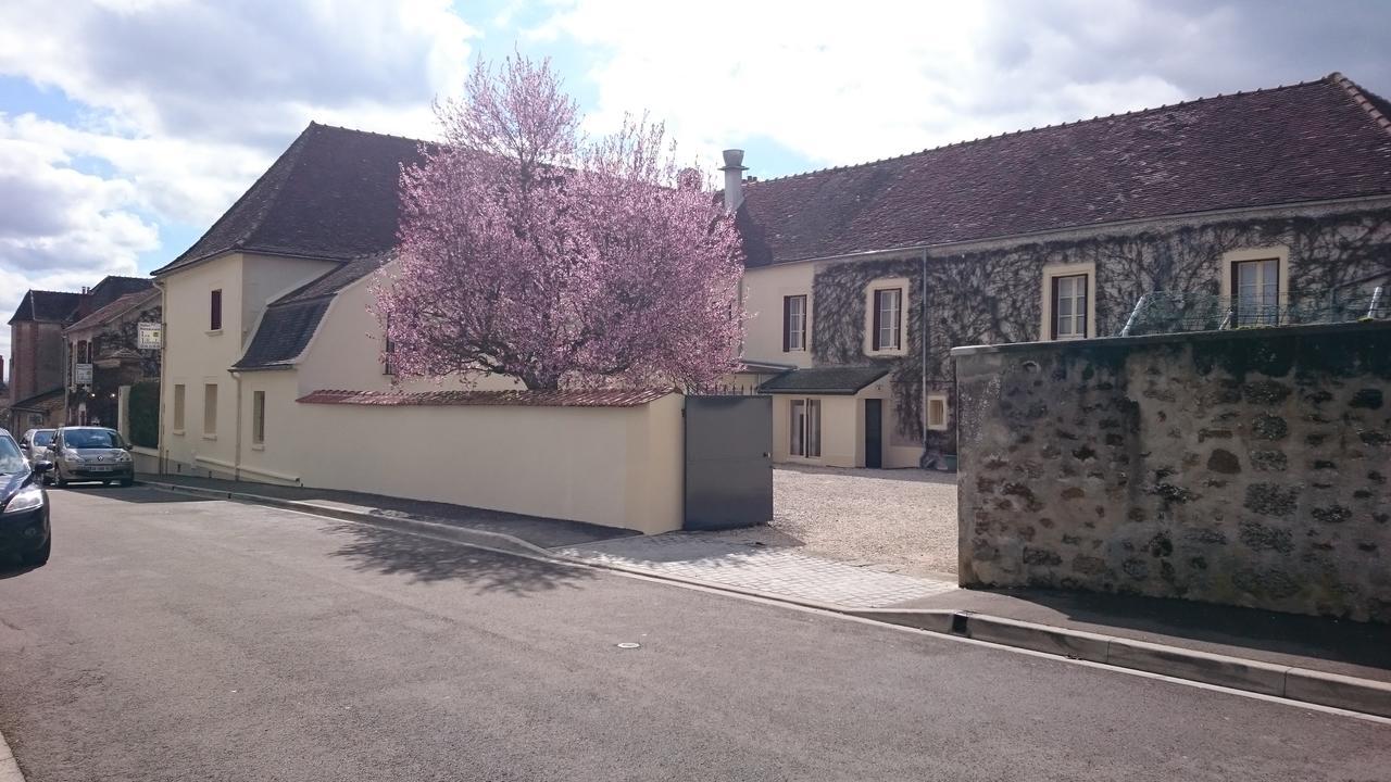 Logis - Hotel Restaurant Les Tilleuls Saint Florentin Bagian luar foto