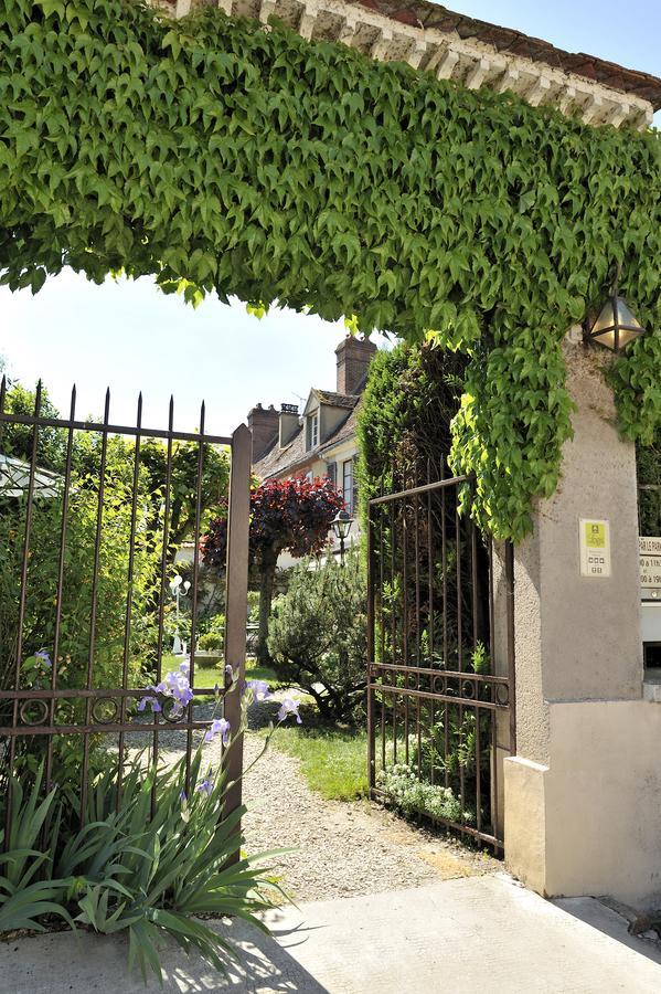 Logis - Hotel Restaurant Les Tilleuls Saint Florentin Bagian luar foto