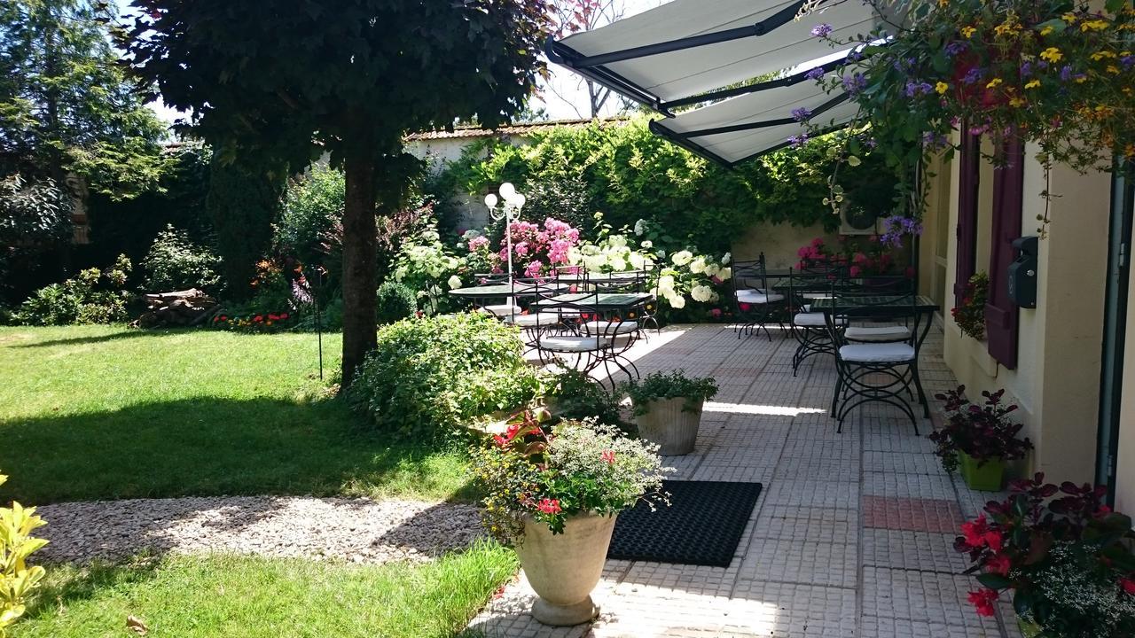 Logis - Hotel Restaurant Les Tilleuls Saint Florentin Bagian luar foto