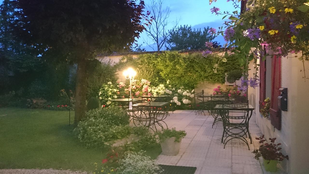 Logis - Hotel Restaurant Les Tilleuls Saint Florentin Bagian luar foto