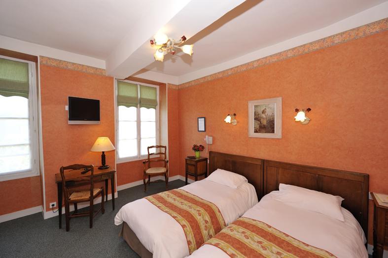 Logis - Hotel Restaurant Les Tilleuls Saint Florentin Bagian luar foto