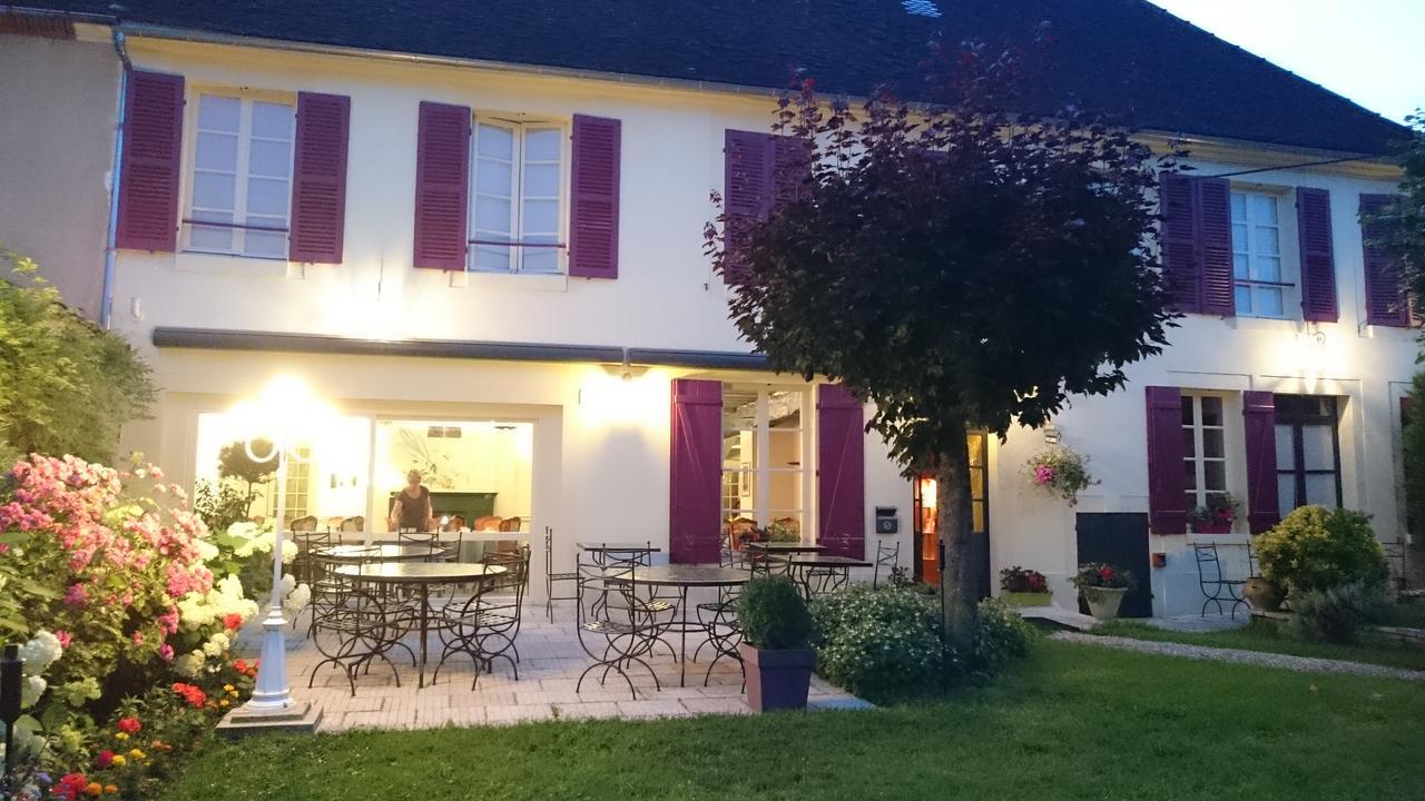 Logis - Hotel Restaurant Les Tilleuls Saint Florentin Bagian luar foto