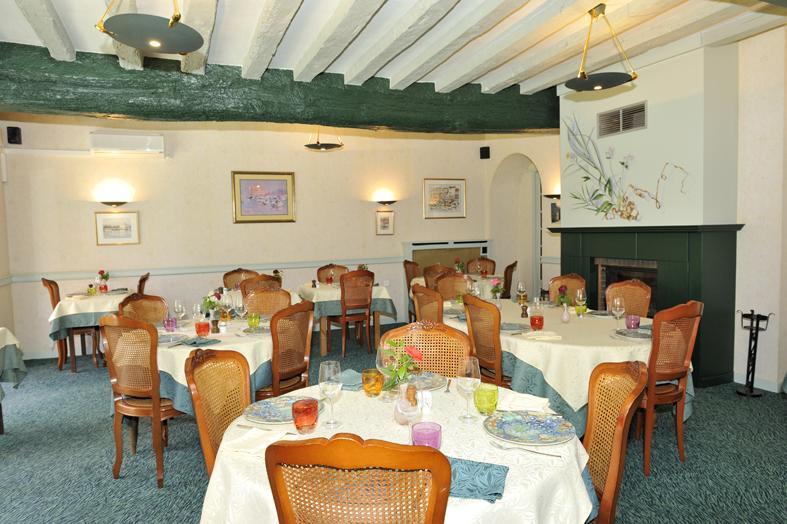 Logis - Hotel Restaurant Les Tilleuls Saint Florentin Bagian luar foto